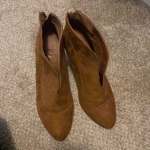 Qupid heeled suede boots with back zip